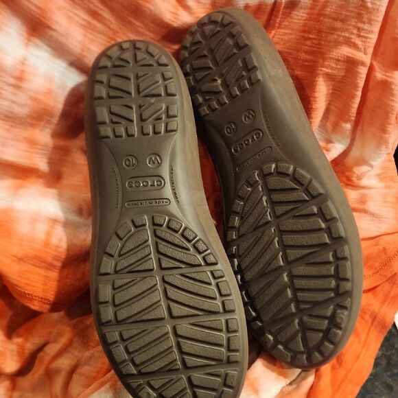 Brown Classic Crocs  with Rounded Toe Size 10 - Picture 4 of 5